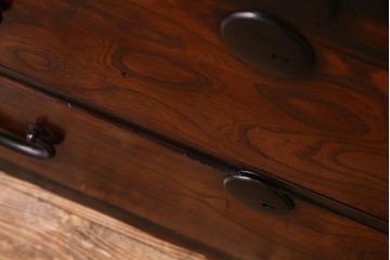 アンティーク家具　前面ケヤキ材　五丁引き　黒柿材を縁に使用した重ね箪笥(衣装箪笥、和タンス)