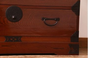 美品　前面ケヤキ共縁仕上げ　桜丸金具　細かく鮮明な杢目が魅力の米沢重ね箪笥(衣装箪笥、衣裳箪笥)