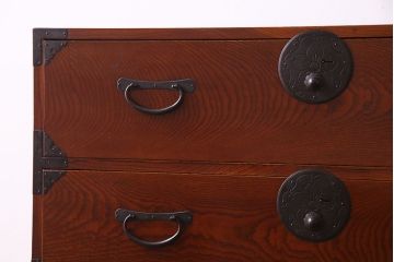 美品　前面ケヤキ共縁仕上げ　桜丸金具　細かく鮮明な杢目が魅力の米沢重ね箪笥(衣装箪笥、衣裳箪笥)