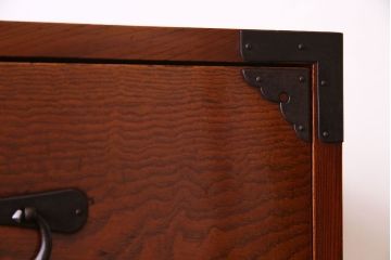 美品　前面ケヤキ共縁仕上げ　桜丸金具　細かく鮮明な杢目が魅力の米沢重ね箪笥(衣装箪笥、衣裳箪笥)