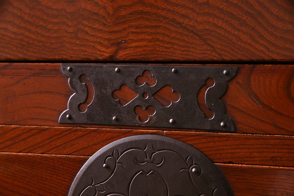美品　前面ケヤキ共縁仕上げ　桜丸金具　細かく鮮明な杢目が魅力の米沢重ね箪笥(衣装箪笥、衣裳箪笥)