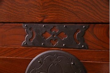 美品　前面ケヤキ共縁仕上げ　桜丸金具　細かく鮮明な杢目が魅力の米沢重ね箪笥(衣装箪笥、衣裳箪笥)