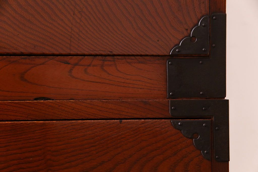 美品　前面ケヤキ共縁仕上げ　桜丸金具　細かく鮮明な杢目が魅力の米沢重ね箪笥(衣装箪笥、衣裳箪笥)