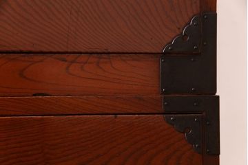 美品　前面ケヤキ共縁仕上げ　桜丸金具　細かく鮮明な杢目が魅力の米沢重ね箪笥(衣装箪笥、衣裳箪笥)