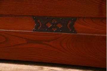 美品　前面ケヤキ共縁仕上げ　桜丸金具　細かく鮮明な杢目が魅力の米沢重ね箪笥(衣装箪笥、衣裳箪笥)