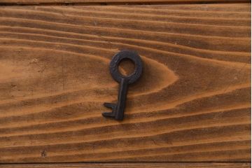 美品　前面ケヤキ共縁仕上げ　桜丸金具　細かく鮮明な杢目が魅力の米沢重ね箪笥(衣装箪笥、衣裳箪笥)