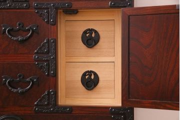 中古美品　岩谷堂箪笥　桐文様　銀河5号　車箪笥(整理箪笥、チェスト、桐箪笥、桐たんす)