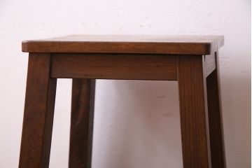 レトロ家具　昭和レトロ　ブナ材・ナラ材　懐かしい雰囲気の角スツール(イス、チェア)