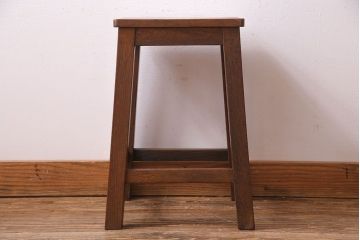 レトロ家具　昭和レトロ　ブナ材・ナラ材　懐かしい雰囲気の角スツール(イス、チェア)