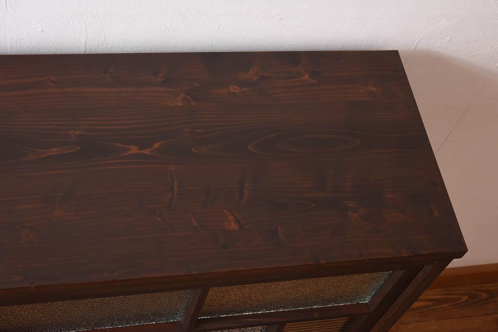 ラフジュ工房オリジナル　花菱模様のガラス入り戸棚(サイドボード、収納棚、リビングボード)(1)(R-030311)