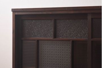 ラフジュ工房オリジナル　花菱模様のガラス入り戸棚(サイドボード、収納棚、リビングボード)(1)(R-030311)