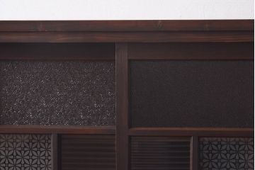 ラフジュ工房オリジナル　花菱模様のガラス入り戸棚(サイドボード、収納棚、リビングボード)(1)(R-030311)