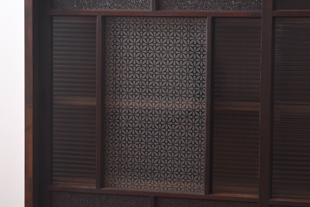 ラフジュ工房オリジナル　花菱模様のガラス入り戸棚(サイドボード、収納棚、リビングボード)(1)(R-030311)