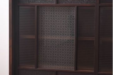 ラフジュ工房オリジナル　花菱模様のガラス入り戸棚(サイドボード、収納棚、リビングボード)(1)(R-030311)