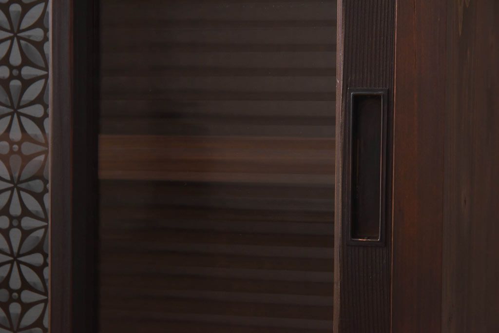 ラフジュ工房オリジナル　花菱模様のガラス入り戸棚(サイドボード、収納棚、リビングボード)(1)(R-030311)