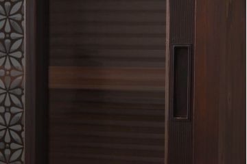 ラフジュ工房オリジナル　花菱模様のガラス入り戸棚(サイドボード、収納棚、リビングボード)(1)(R-030311)