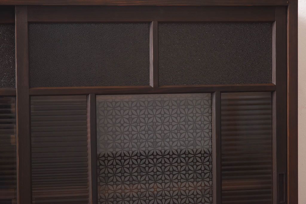 ラフジュ工房オリジナル　花菱模様のガラス入り戸棚(サイドボード、収納棚、リビングボード)(1)(R-030311)