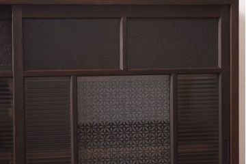 ラフジュ工房オリジナル　花菱模様のガラス入り戸棚(サイドボード、収納棚、リビングボード)(1)(R-030311)