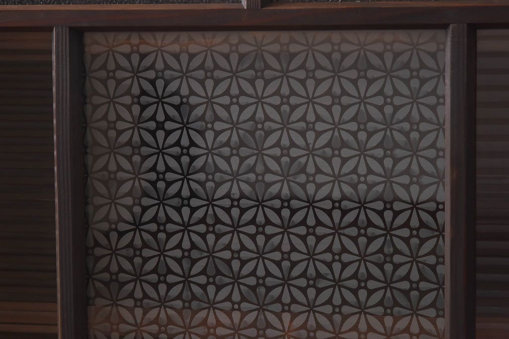 ラフジュ工房オリジナル　花菱模様のガラス入り戸棚(サイドボード、収納棚、リビングボード)(1)(R-030311)