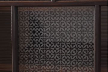 ラフジュ工房オリジナル　花菱模様のガラス入り戸棚(サイドボード、収納棚、リビングボード)(1)(R-030311)