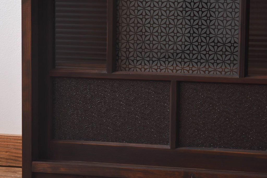 ラフジュ工房オリジナル　花菱模様のガラス入り戸棚(サイドボード、収納棚、リビングボード)(1)(R-030311)