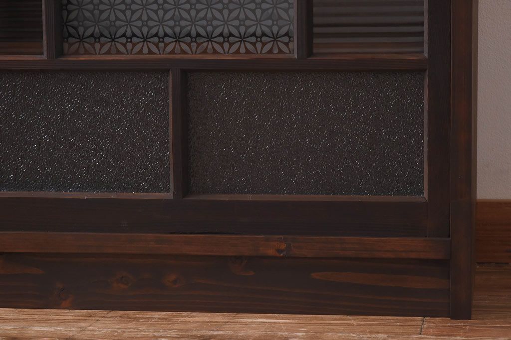 ラフジュ工房オリジナル　花菱模様のガラス入り戸棚(サイドボード、収納棚、リビングボード)(1)(R-030311)