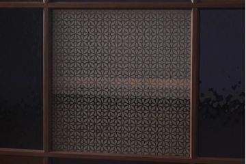 ラフジュ工房オリジナル　色ガラス・花菱模様のガラス入り　大正ロマンな大型戸棚(食器棚、収納棚、サイドボード、店舗什器)