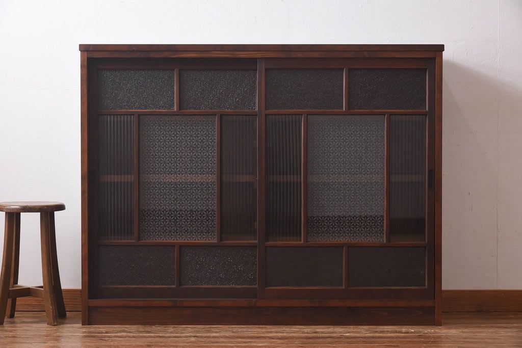 ラフジュ工房オリジナル　花菱模様のガラス入り戸棚(サイドボード、収納棚、リビングボード)(2)(R-030313)