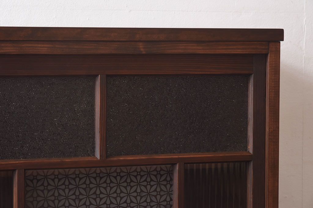 ラフジュ工房オリジナル　花菱模様のガラス入り戸棚(サイドボード、収納棚、リビングボード)(2)(R-030313)