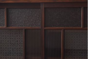 ラフジュ工房オリジナル　花菱模様のガラス入り戸棚(サイドボード、収納棚、リビングボード)(2)(R-030313)