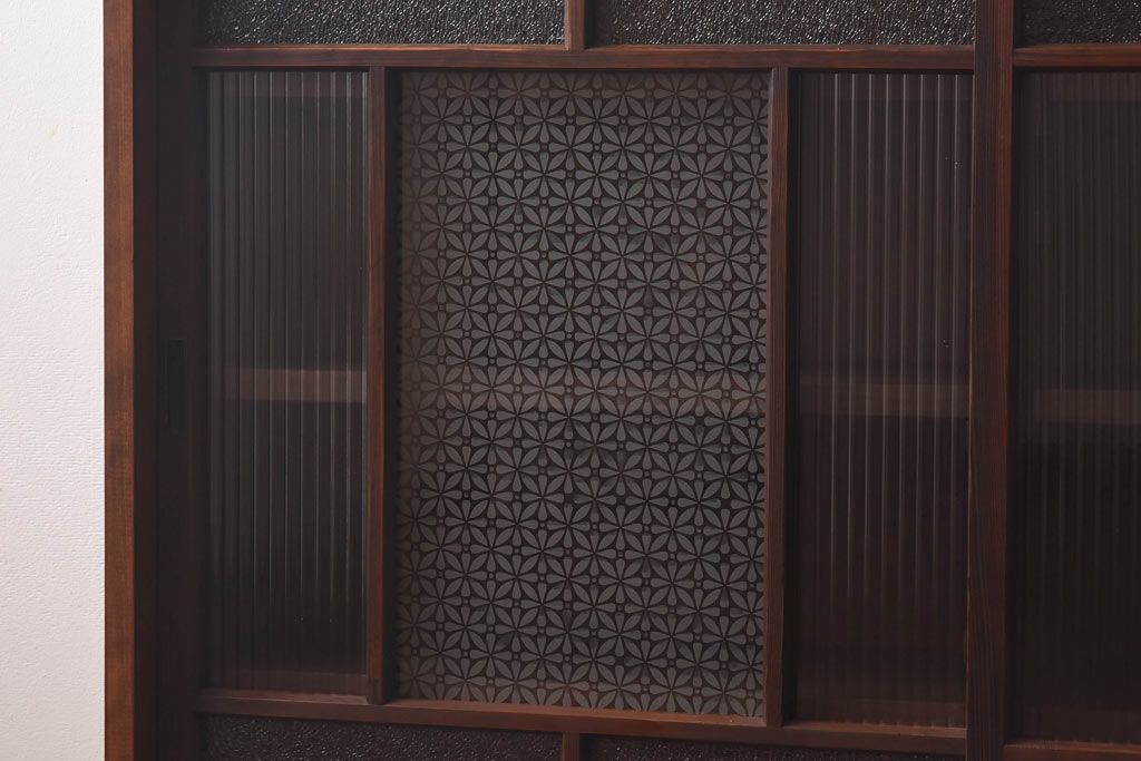 ラフジュ工房オリジナル　花菱模様のガラス入り戸棚(サイドボード、収納棚、リビングボード)(2)(R-030313)