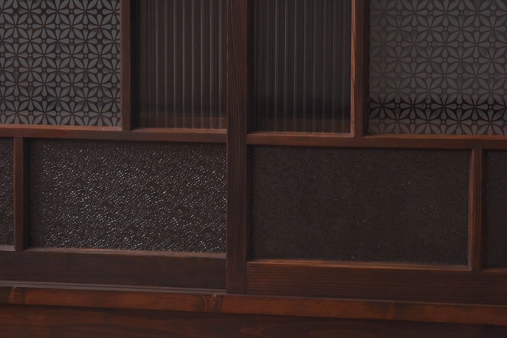 ラフジュ工房オリジナル　花菱模様のガラス入り戸棚(サイドボード、収納棚、リビングボード)(2)(R-030313)