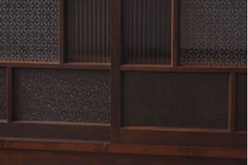 ラフジュ工房オリジナル　花菱模様のガラス入り戸棚(サイドボード、収納棚、リビングボード)(2)(R-030313)