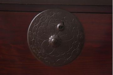 アンティーク家具　リメイク　桜丸金具　美しい漆塗りが楽しめる米沢箪笥ローチェスト(和タンス、ローボード、リビングボード、引き出し)(R-030320)