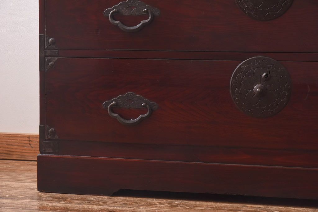 アンティーク家具　リメイク　桜丸金具　美しい漆塗りが楽しめる米沢箪笥ローチェスト(和タンス、ローボード、リビングボード、引き出し)(R-030320)