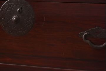 アンティーク家具　リメイク　桜丸金具　美しい漆塗りが楽しめる米沢箪笥ローチェスト(和タンス、ローボード、リビングボード、引き出し)(R-030320)