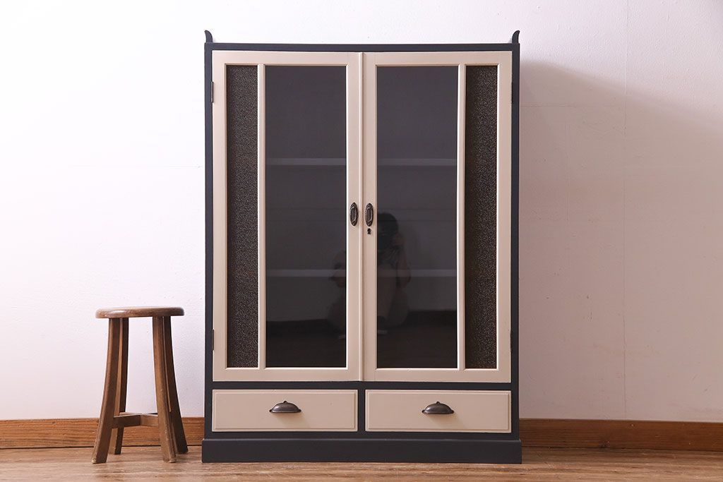 ペイント家具　当時物色ガラス入り!　シックな色味がお洒落な大振りのブックケース(本箱、キャビネット、収納棚)(R-030323)