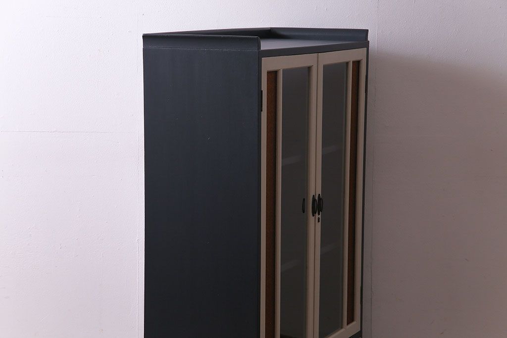 ペイント家具　当時物色ガラス入り!　シックな色味がお洒落な大振りのブックケース(本箱、キャビネット、収納棚)(R-030323)