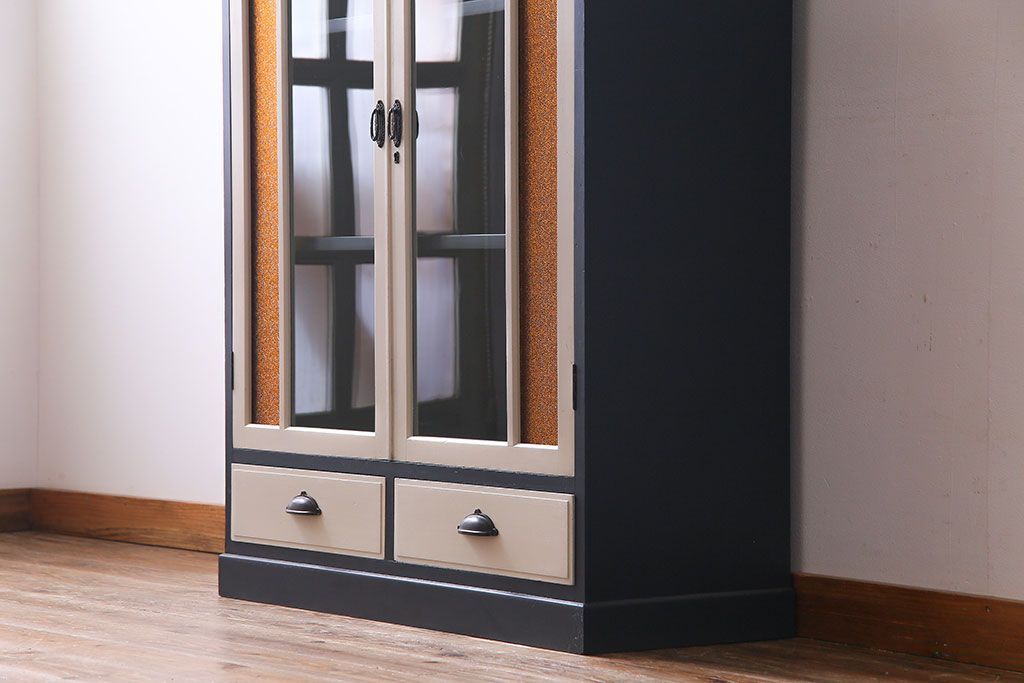 ペイント家具　当時物色ガラス入り!　シックな色味がお洒落な大振りのブックケース(本箱、キャビネット、収納棚)(R-030323)