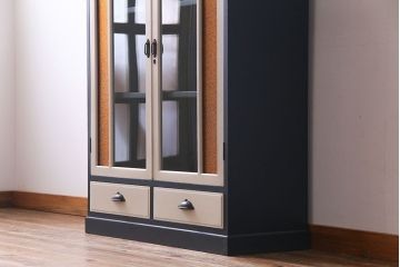 ペイント家具　当時物色ガラス入り!　シックな色味がお洒落な大振りのブックケース(本箱、キャビネット、収納棚)(R-030323)