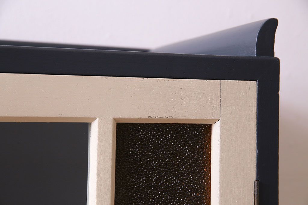 ペイント家具　当時物色ガラス入り!　シックな色味がお洒落な大振りのブックケース(本箱、キャビネット、収納棚)(R-030323)