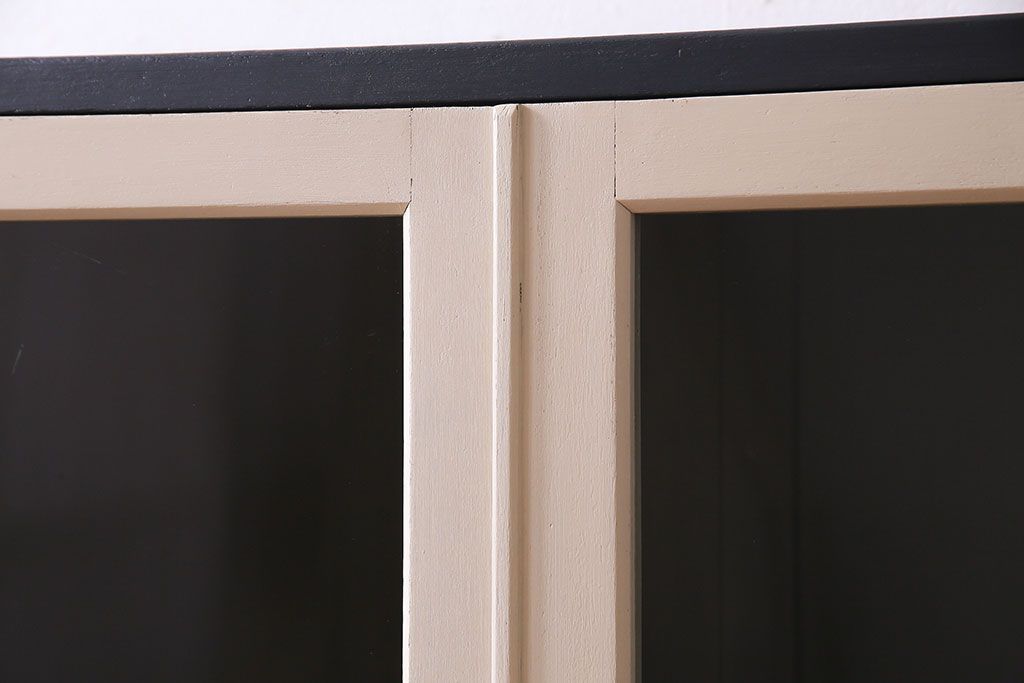 ペイント家具　当時物色ガラス入り!　シックな色味がお洒落な大振りのブックケース(本箱、キャビネット、収納棚)(R-030323)