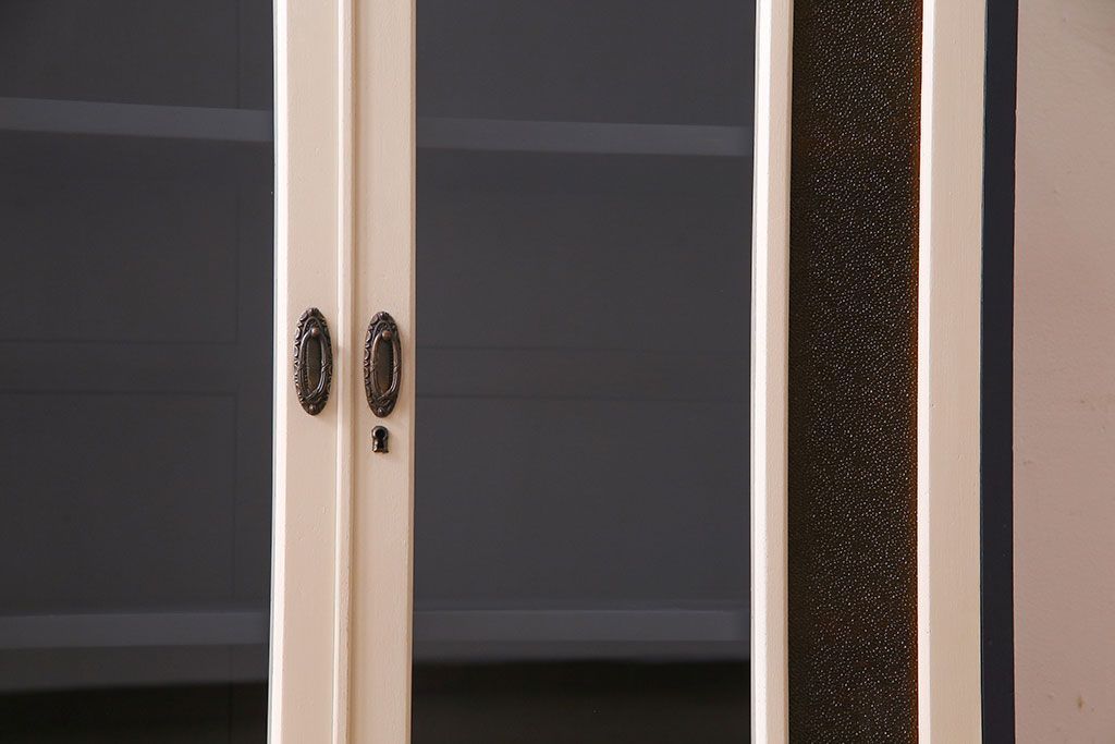 ペイント家具　当時物色ガラス入り!　シックな色味がお洒落な大振りのブックケース(本箱、キャビネット、収納棚)(R-030323)