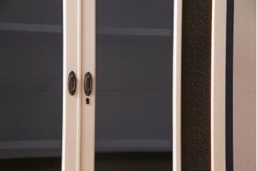 ペイント家具　当時物色ガラス入り!　シックな色味がお洒落な大振りのブックケース(本箱、キャビネット、収納棚)(R-030323)