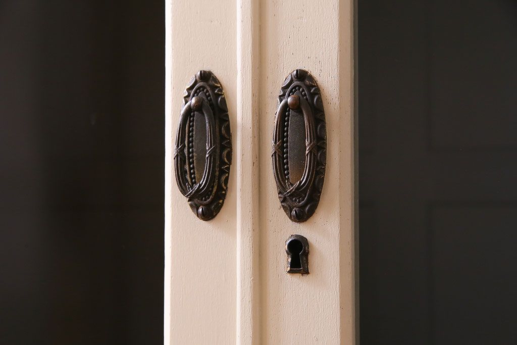 ペイント家具　当時物色ガラス入り!　シックな色味がお洒落な大振りのブックケース(本箱、キャビネット、収納棚)(R-030323)