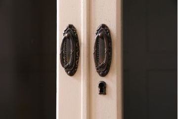 ペイント家具　当時物色ガラス入り!　シックな色味がお洒落な大振りのブックケース(本箱、キャビネット、収納棚)(R-030323)