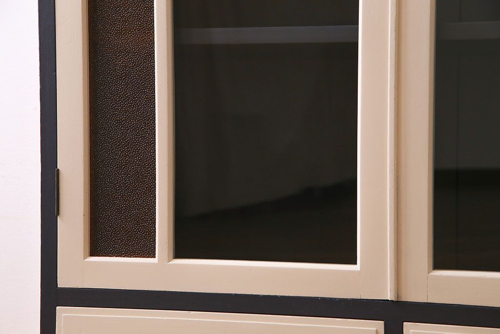 ペイント家具　当時物色ガラス入り!　シックな色味がお洒落な大振りのブックケース(本箱、キャビネット、収納棚)(R-030323)