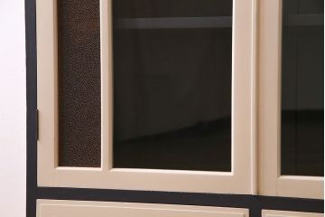 ペイント家具　当時物色ガラス入り!　シックな色味がお洒落な大振りのブックケース(本箱、キャビネット、収納棚)(R-030323)