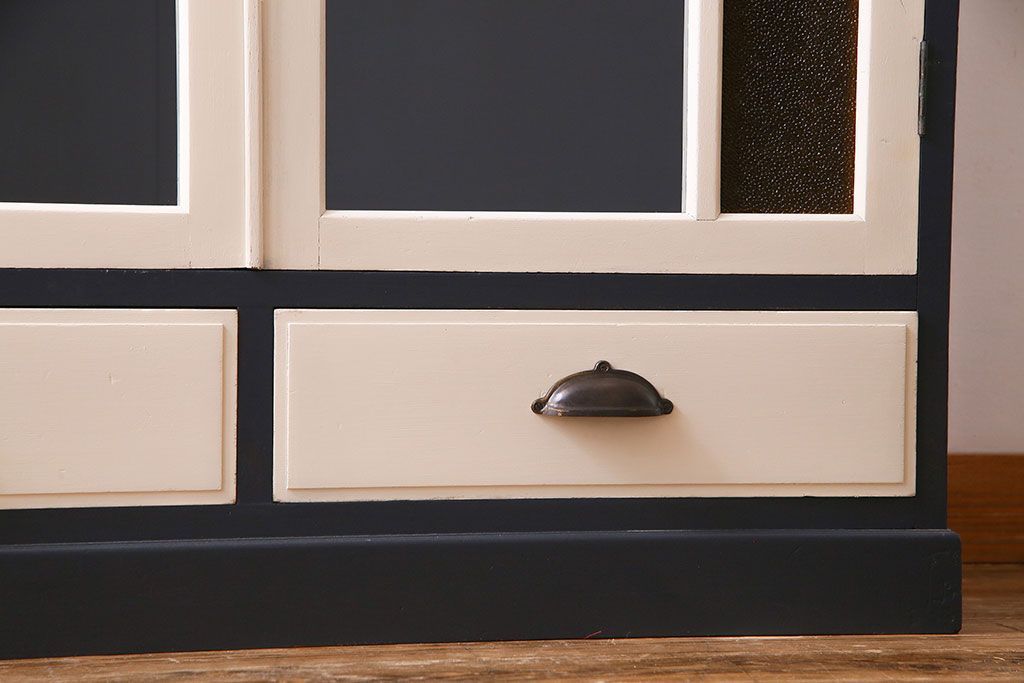 ペイント家具　当時物色ガラス入り!　シックな色味がお洒落な大振りのブックケース(本箱、キャビネット、収納棚)(R-030323)