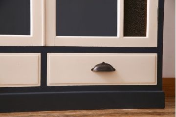 ペイント家具　当時物色ガラス入り!　シックな色味がお洒落な大振りのブックケース(本箱、キャビネット、収納棚)(R-030323)